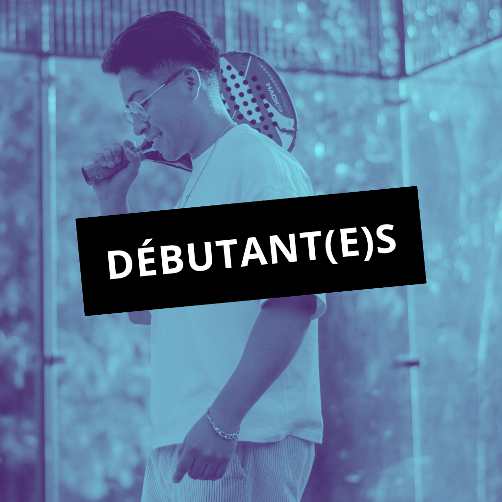 Un joueur débutant le padel dans une ambiance conviviale à Amiens