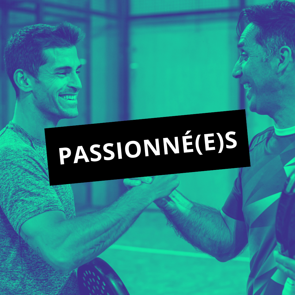 Un match de padel en double masculin, deux équipes s’affrontent sur le court à Amiens